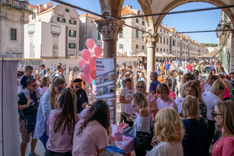 Dubrovnik: Održana Ružičasta subota na Stradunu posvećena važnost ranog otkrivanja raka dojke