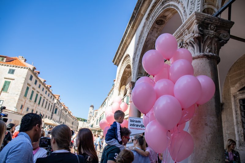 Dubrovnik: Održana Ružičasta subota na Stradunu posvećena važnost ranog otkrivanja raka dojke