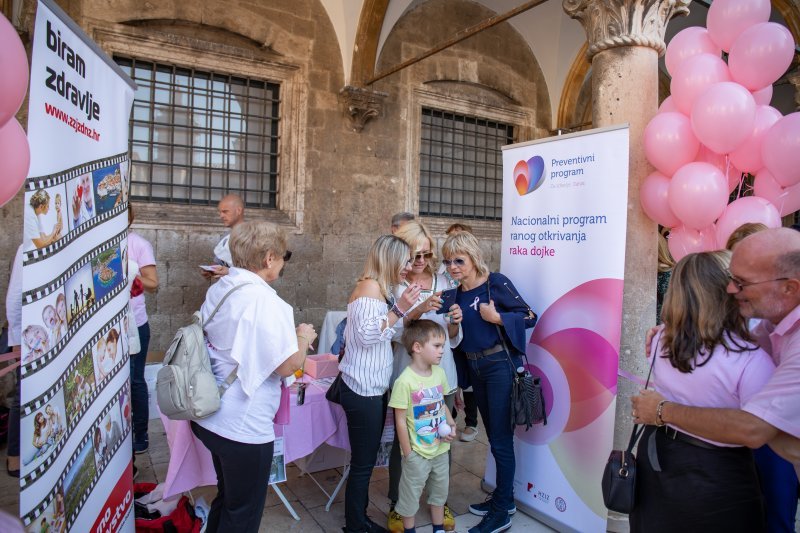 Dubrovnik: Održana Ružičasta subota na Stradunu posvećena važnost ranog otkrivanja raka dojke