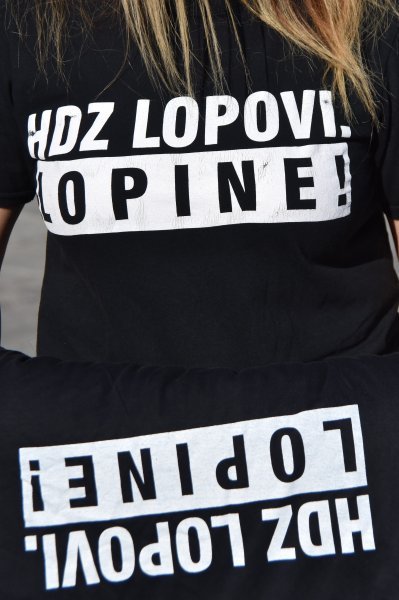 Pula: Na Portarati dijelili majice s natpisom HDZ lopovi, lopine!