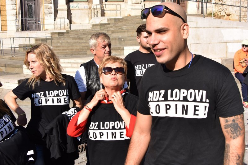 Pula: Na Portarati dijelili majice s natpisom HDZ lopovi, lopine!