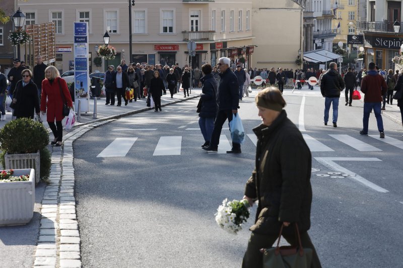 Zagrepčani u velikom broju krenuli na Mirogoj