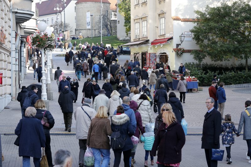 Zagrepčani u velikom broju krenuli na Mirogoj