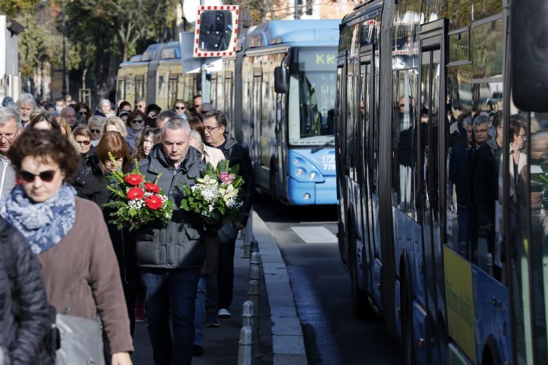 Zagrepčani u velikom broju krenuli na Mirogoj