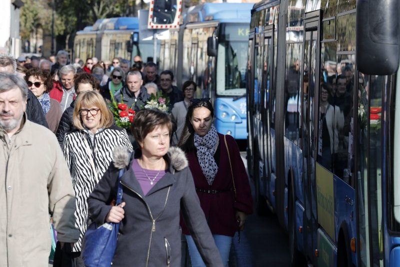 Zagrepčani u velikom broju krenuli na Mirogoj