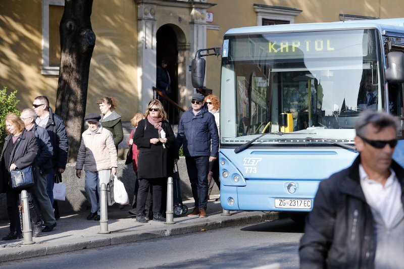 Zagrepčani u velikom broju krenuli na Mirogoj