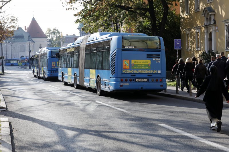 Zagrepčani u velikom broju krenuli na Mirogoj