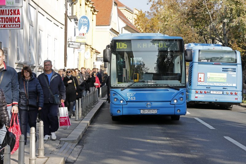 Zagrepčani u velikom broju krenuli na Mirogoj