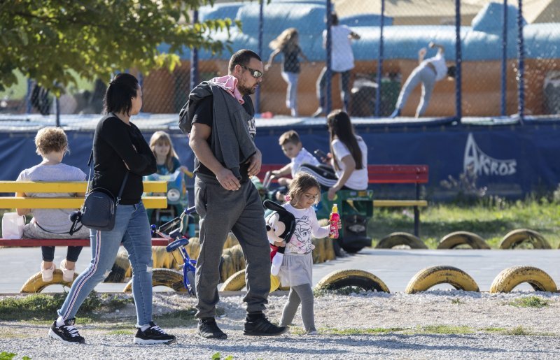 Kupači i šetači u studenom na splitskom Žnjanu