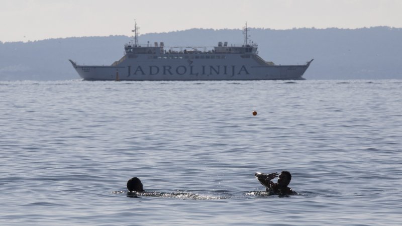 Kupači i šetači u studenom na splitskom Žnjanu