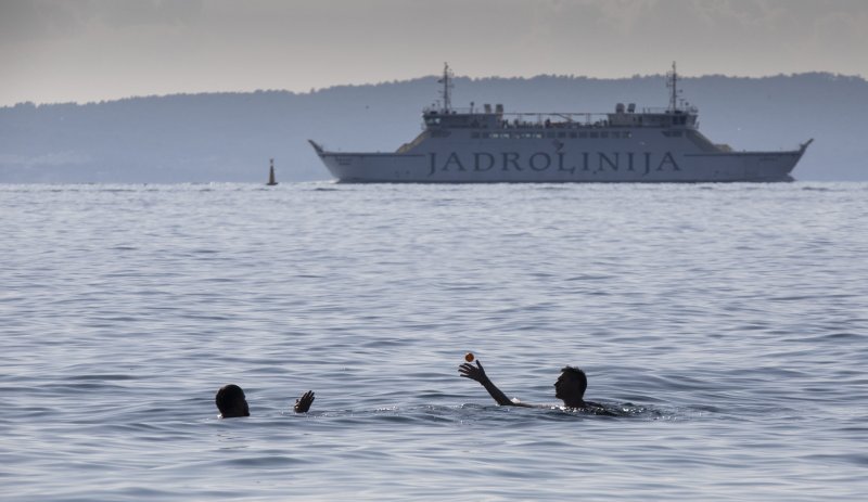 Kupači i šetači u studenom na splitskom Žnjanu