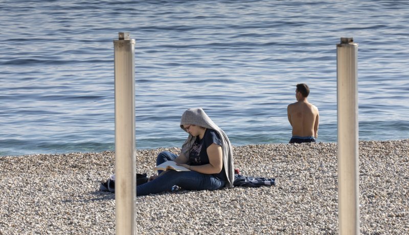 Kupači i šetači u studenom na splitskom Žnjanu