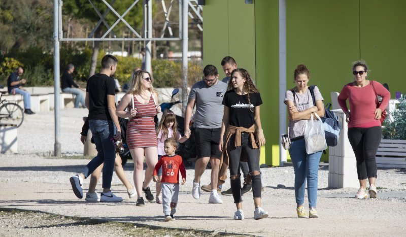 Kupači i šetači u studenom na splitskom Žnjanu