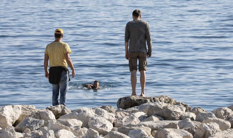 Kupači i šetači u studenom na splitskom Žnjanu