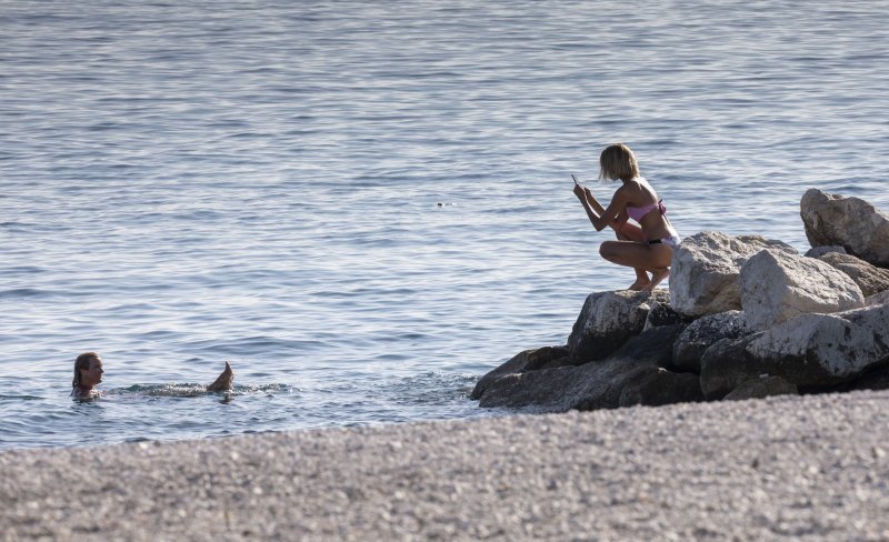 Kupači i šetači u studenom na splitskom Žnjanu