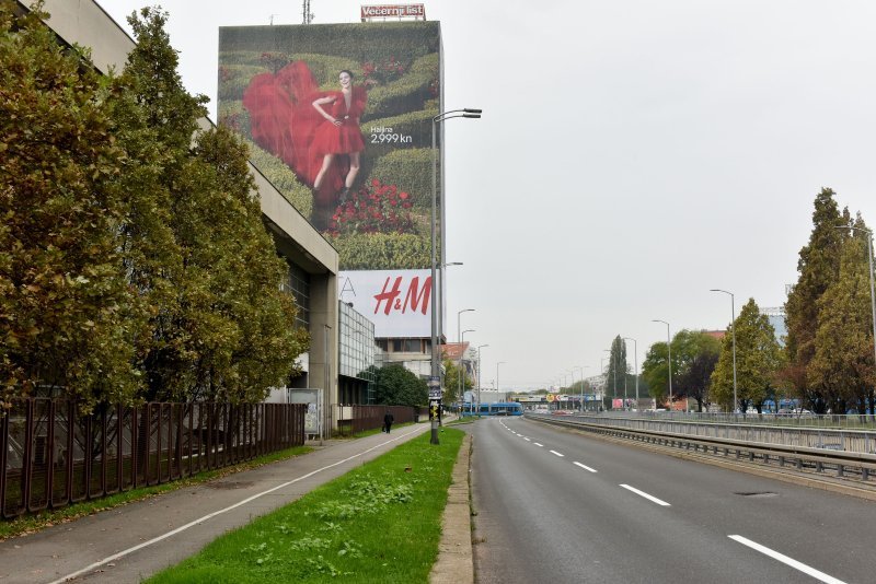 Vjesnikov neboder prekriven reklamom za nadolazeću H&M kampanju