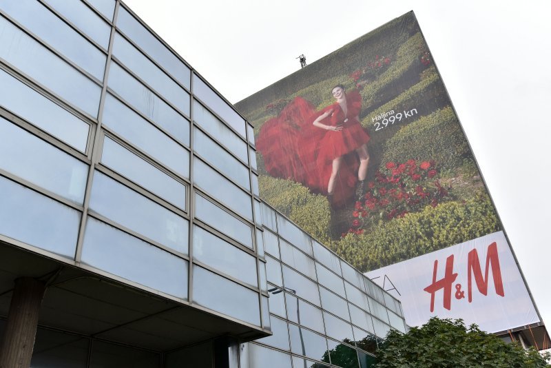 Vjesnikov neboder prekriven reklamom za nadolazeću H&M kampanju