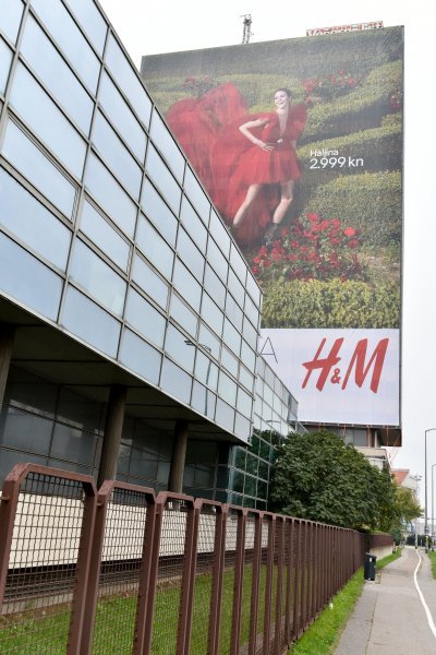 Vjesnikov neboder prekriven reklamom za nadolazeću H&M kampanju