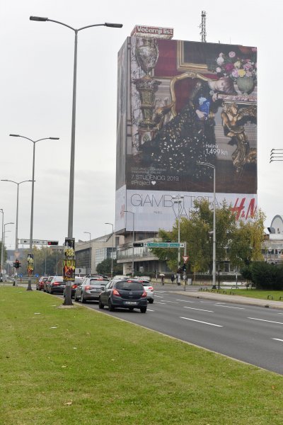 Vjesnikov neboder prekriven reklamom za nadolazeću H&M kampanju