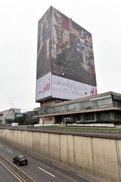 Vjesnikov neboder prekriven reklamom za nadolazeću H&M kampanju