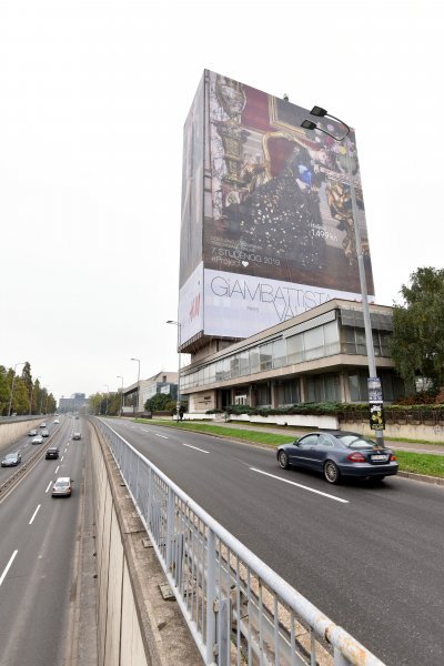 Vjesnikov neboder prekriven reklamom za nadolazeću H&M kampanju