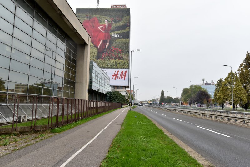 Vjesnikov neboder prekriven reklamom za nadolazeću H&M kampanju