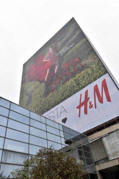 Vjesnikov neboder prekriven reklamom za nadolazeću H&M kampanju