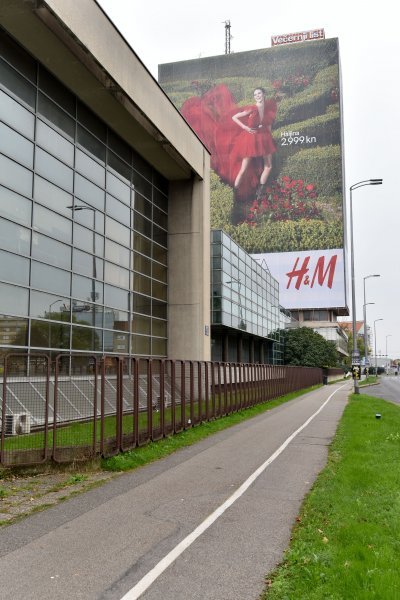 Vjesnikov neboder prekriven reklamom za nadolazeću H&M kampanju