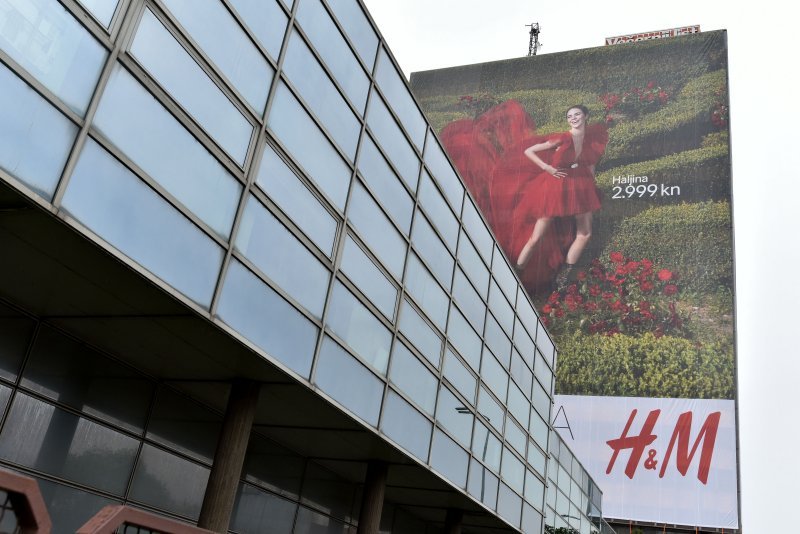 Vjesnikov neboder prekriven reklamom za nadolazeću H&M kampanju