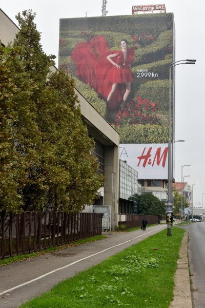 Vjesnikov neboder prekriven reklamom za nadolazeću H&M kampanju