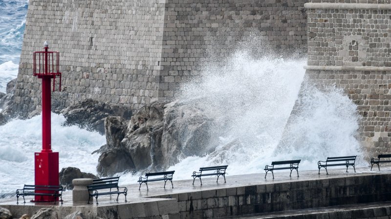 Dubrovnik: Jako Jugo, kiša i valovi na Porporeli