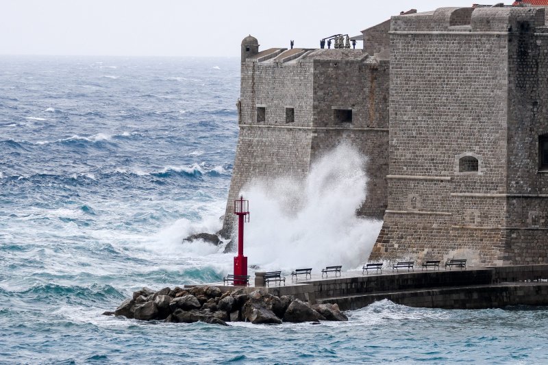 Dubrovnik: Jako Jugo, kiša i valovi na Porporeli