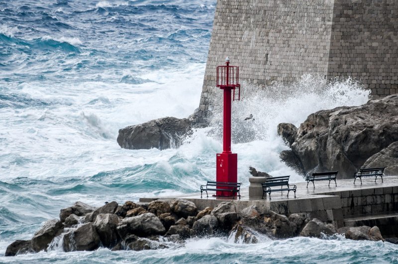 Dubrovnik: Jako Jugo, kiša i valovi na Porporeli