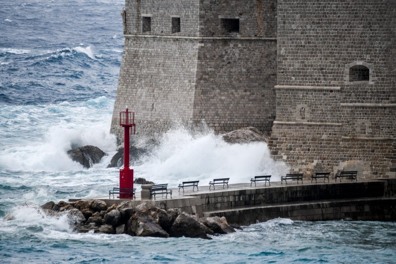 Dubrovnik: Jako Jugo, kiša i valovi na Porporeli