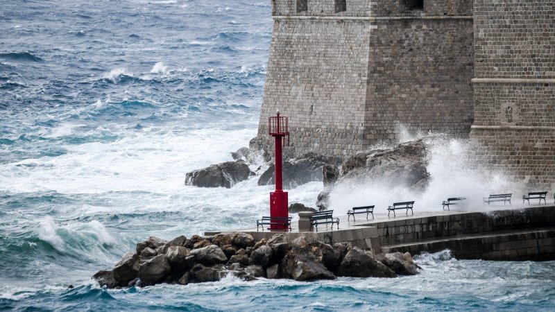 Dubrovnik: Jako Jugo, kiša i valovi na Porporeli