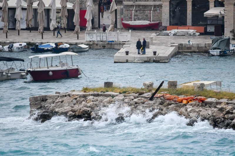 Dubrovnik: Jako Jugo, kiša i valovi na Porporeli