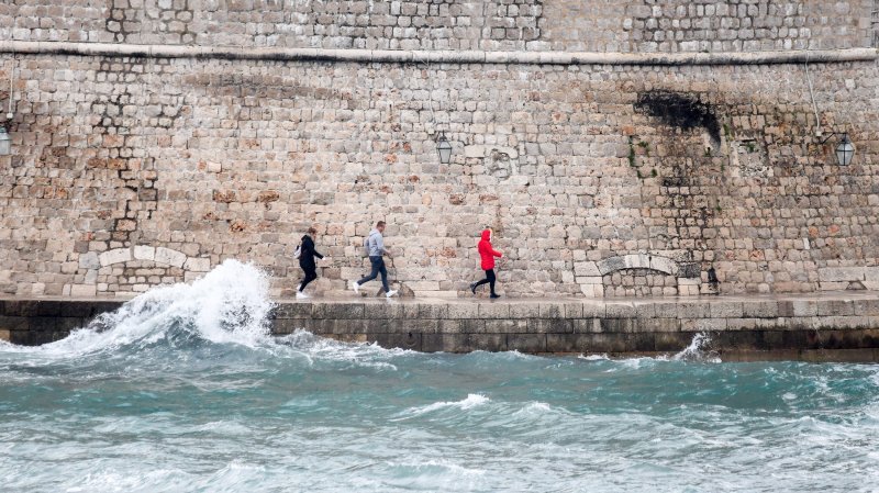 Dubrovnik: Jako Jugo, kiša i valovi na Porporeli