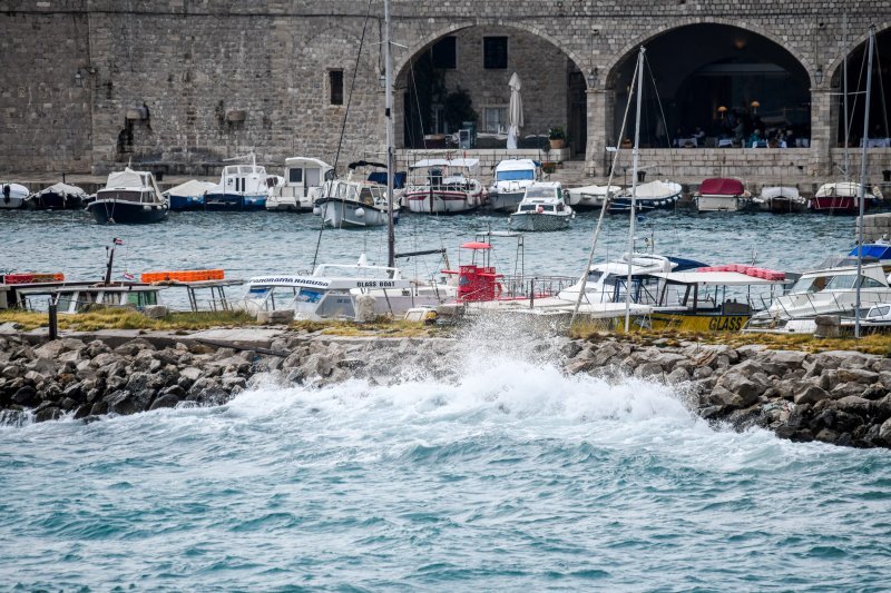 Dubrovnik: Jako Jugo, kiša i valovi na Porporeli