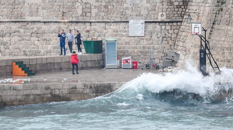 Dubrovnik: Jako Jugo, kiša i valovi na Porporeli