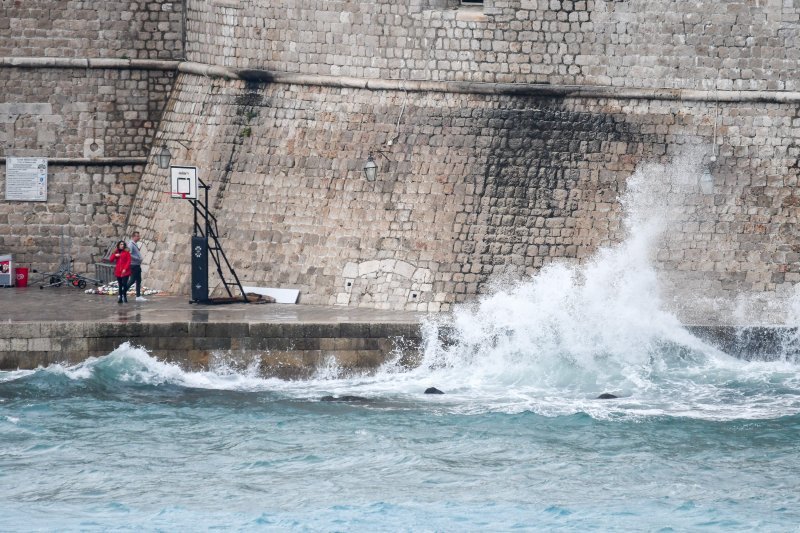 Dubrovnik: Jako Jugo, kiša i valovi na Porporeli