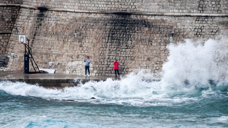 Dubrovnik: Jako Jugo, kiša i valovi na Porporeli