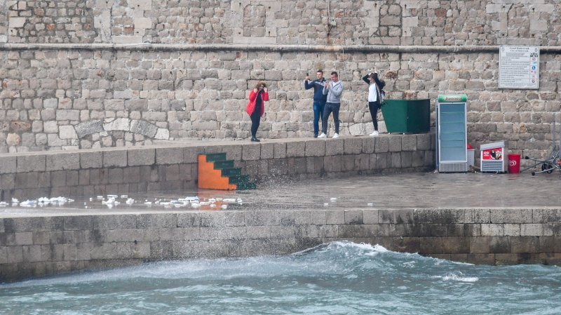 Dubrovnik: Jako Jugo, kiša i valovi na Porporeli