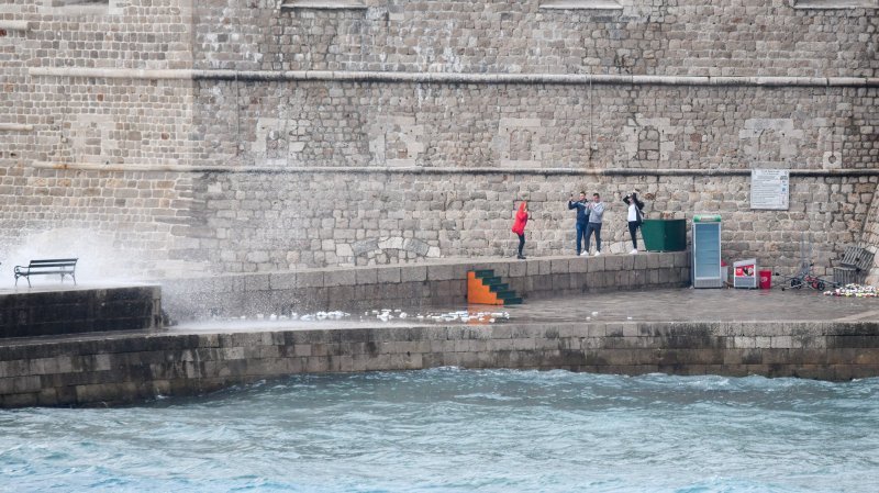 Dubrovnik: Jako Jugo, kiša i valovi na Porporeli