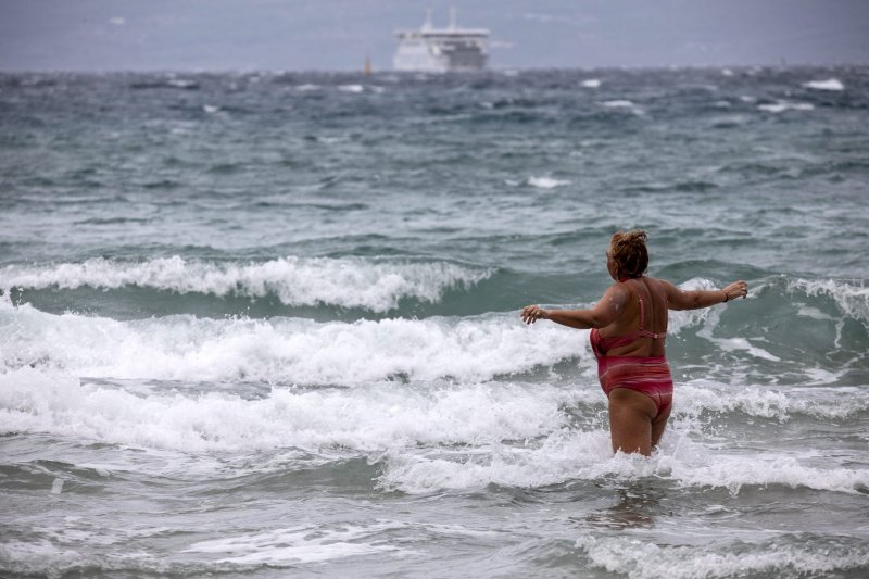 Split: Građani uživaju u južini i toplom moru nedjeljnog poslijepodneva