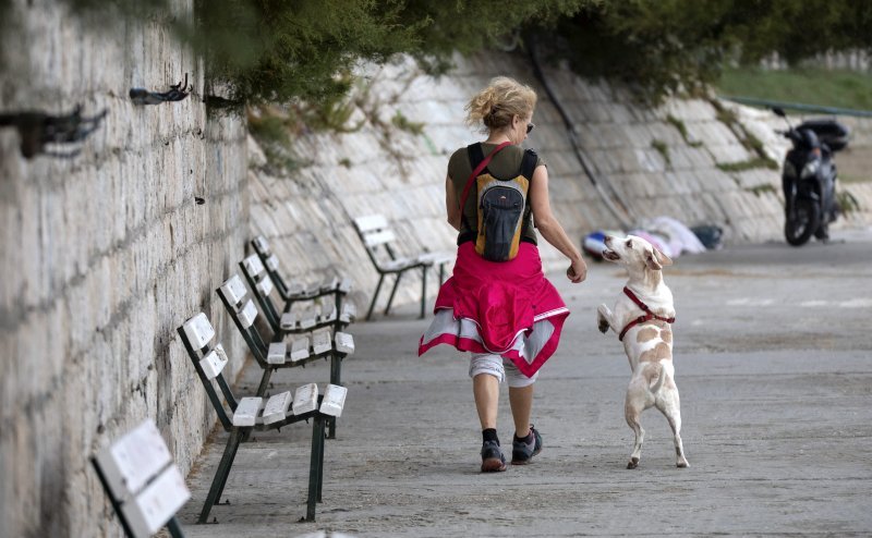 Split: Građani uživaju u južini i toplom moru nedjeljnog poslijepodneva