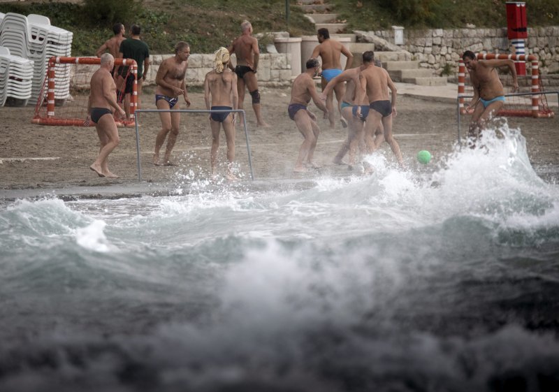 Split: Građani uživaju u južini i toplom moru nedjeljnog poslijepodneva