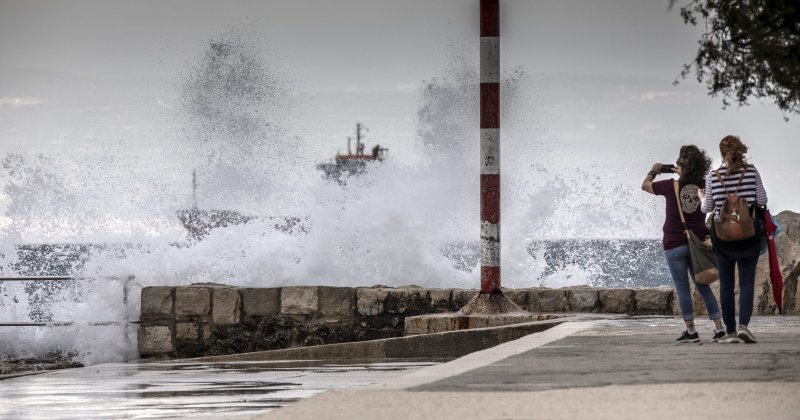 Split: Građani uživaju u južini i toplom moru nedjeljnog poslijepodneva