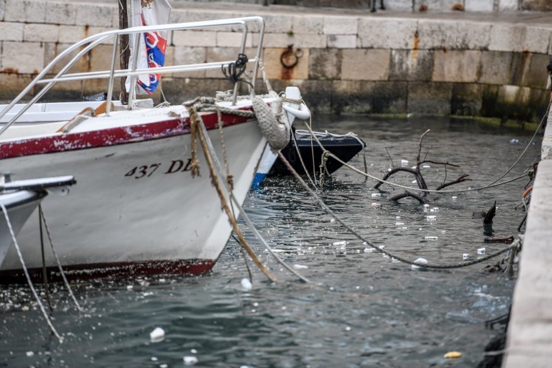 Smeće doplovilo u Dubrovnik