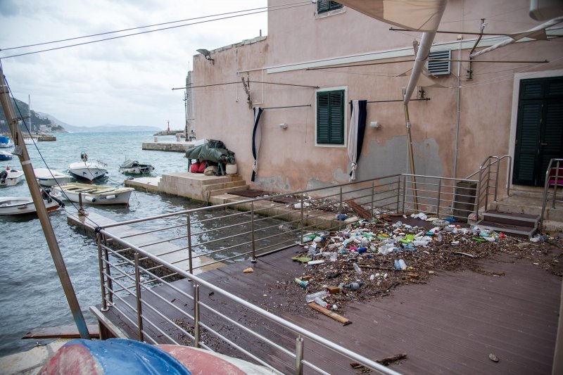 Smeće doplovilo u Dubrovnik