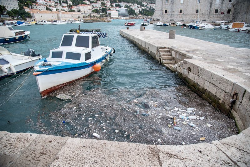 Smeće doplovilo u Dubrovnik